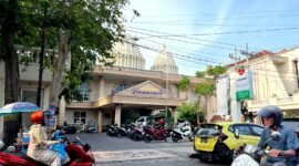 Pengendara melintas di depan RS Larasati Pamekasan. (MOH. IQBALUL KHAVEI MZ / KLIKMADURA)