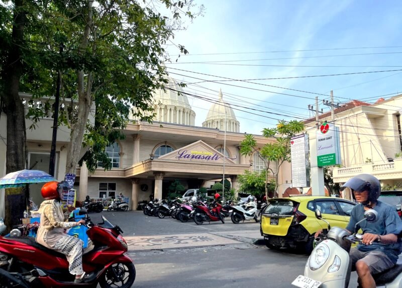 Pengendara melintas di depan RS Larasati Pamekasan. (MOH. IQBALUL KHAVEI MZ / KLIKMADURA)