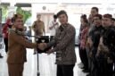 Wabup Pamekasan H. Sukriyanto berjabat tangan dengan Ketua DKP Arief Wibisono usai pelantikan di Pendopo Budaya Pamekasan. (BADRUS SHOLEH / KLIKMADURA)