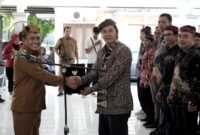 Wabup Pamekasan H. Sukriyanto berjabat tangan dengan Ketua DKP Arief Wibisono usai pelantikan di Pendopo Budaya Pamekasan. (BADRUS SHOLEH / KLIKMADURA)