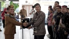 Wabup Pamekasan H. Sukriyanto berjabat tangan dengan Ketua DKP Arief Wibisono usai pelantikan di Pendopo Budaya Pamekasan. (BADRUS SHOLEH / KLIKMADURA)