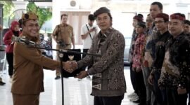 Wabup Pamekasan H. Sukriyanto berjabat tangan dengan Ketua DKP Arief Wibisono usai pelantikan di Pendopo Budaya Pamekasan. (BADRUS SHOLEH / KLIKMADURA)