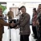 Wabup Pamekasan H. Sukriyanto berjabat tangan dengan Ketua DKP Arief Wibisono usai pelantikan di Pendopo Budaya Pamekasan. (BADRUS SHOLEH / KLIKMADURA)