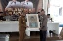 Ketua DKP Pamekasan, Arief Wibisono menyerahkan lukisan kepada Wabup Pamekasan H. Sukriyanto usai pelantikan. (LAILIYATUN NURIYAH / KLIKMADURA)