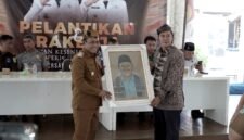 Ketua DKP Pamekasan, Arief Wibisono menyerahkan lukisan kepada Wabup Pamekasan H. Sukriyanto usai pelantikan. (LAILIYATUN NURIYAH / KLIKMADURA)