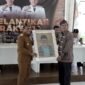 Ketua DKP Pamekasan, Arief Wibisono menyerahkan lukisan kepada Wabup Pamekasan H. Sukriyanto usai pelantikan. (LAILIYATUN NURIYAH / KLIKMADURA)