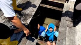 Wakil Ketua DPD KNPI Jatim, Nur Faisal dan Akademisi UIM Dr. Endang terperosok di jogging track Ekowisata Lembung, Desa Lembung, Kecamatan Galis, Pamekasan. (MOH. IQBALUL KHAVEI MZ / KLIKMADURA)