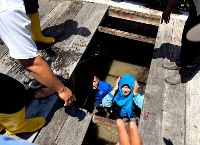 Wakil Ketua DPD KNPI Jatim, Nur Faisal dan Akademisi UIM Dr. Endang terperosok di jogging track Ekowisata Lembung, Desa Lembung, Kecamatan Galis, Pamekasan. (MOH. IQBALUL KHAVEI MZ / KLIKMADURA)