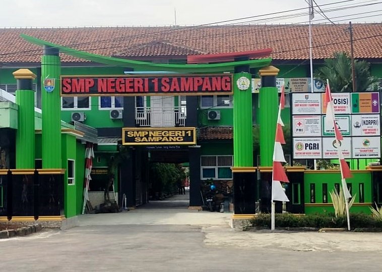 SMP Negeri 1 Sampang tampak dari depan. (ABDURRAHMAN WAHID / KLIKMADURA)
