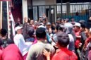 Massa Madas Sedarah saat menggelar aksi demonstrasi di PN Sampang. (ABDURRAHMAN WAHID / KLIKMADURA)