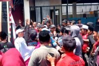 Massa Madas Sedarah saat menggelar aksi demonstrasi di PN Sampang. (ABDURRAHMAN WAHID / KLIKMADURA)