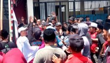 Massa Madas Sedarah saat menggelar aksi demonstrasi di PN Sampang. (ABDURRAHMAN WAHID / KLIKMADURA)