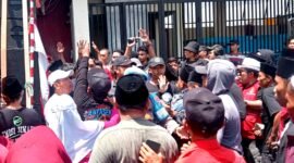 Massa Madas Sedarah saat menggelar aksi demonstrasi di PN Sampang. (ABDURRAHMAN WAHID / KLIKMADURA)