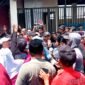 Massa Madas Sedarah saat menggelar aksi demonstrasi di PN Sampang. (ABDURRAHMAN WAHID / KLIKMADURA)