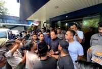 Puluhan aktivis melakukan aksi demonstrasi di Kantor Bea Cukai Madura terkait dugaan maraknya perusahaan ternak pita cukai. (MOH. IQBALUL KHAVEI MZ / KLIKMADURA)