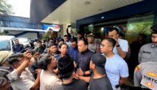 Puluhan aktivis melakukan aksi demonstrasi di Kantor Bea Cukai Madura terkait dugaan maraknya perusahaan ternak pita cukai. (MOH. IQBALUL KHAVEI MZ / KLIKMADURA)