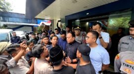 Puluhan aktivis melakukan aksi demonstrasi di Kantor Bea Cukai Madura terkait dugaan maraknya perusahaan ternak pita cukai. (MOH. IQBALUL KHAVEI MZ / KLIKMADURA)