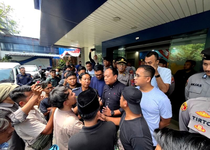 Puluhan aktivis melakukan aksi demonstrasi di Kantor Bea Cukai Madura terkait dugaan maraknya perusahaan ternak pita cukai. (MOH. IQBALUL KHAVEI MZ / KLIKMADURA)