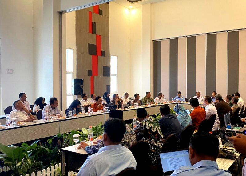 Satgas MBG saat berkoordinasi dengan SPPG di Azana Style Hotel, Pamekasan. (SYARIFATUL JANNAH / KLIKMADURA)