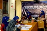 Sejumlah pegawai Kantor Pertanahan Kabupaten Sampang melakukan cek kesehatan. (ABDURRAHMAN WAHID / KLIKMADURA)