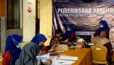 Sejumlah pegawai Kantor Pertanahan Kabupaten Sampang melakukan cek kesehatan. (ABDURRAHMAN WAHID / KLIKMADURA)