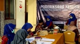 Sejumlah pegawai Kantor Pertanahan Kabupaten Sampang melakukan cek kesehatan. (ABDURRAHMAN WAHID / KLIKMADURA)