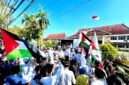 Ratusan massa menggelar aksi solidaritas di depan Kantor Bupati Pamekasan dalam rangka membela Palestina. (MOH. IQBALUL KHAVEI MZ / KLIKMADURA)