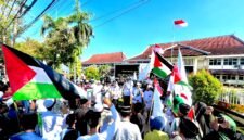 Ratusan massa menggelar aksi solidaritas di depan Kantor Bupati Pamekasan dalam rangka membela Palestina. (MOH. IQBALUL KHAVEI MZ / KLIKMADURA)