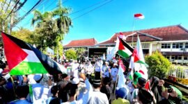 Ratusan massa menggelar aksi solidaritas di depan Kantor Bupati Pamekasan dalam rangka membela Palestina. (MOH. IQBALUL KHAVEI MZ / KLIKMADURA)
