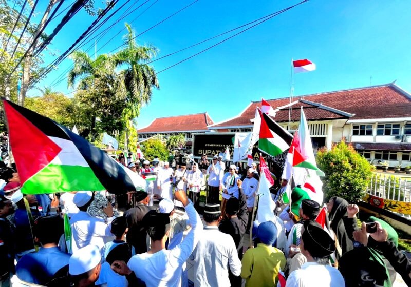 Ratusan massa menggelar aksi solidaritas di depan Kantor Bupati Pamekasan dalam rangka membela Palestina. (MOH. IQBALUL KHAVEI MZ / KLIKMADURA)