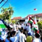 Ratusan massa menggelar aksi solidaritas di depan Kantor Bupati Pamekasan dalam rangka membela Palestina. (MOH. IQBALUL KHAVEI MZ / KLIKMADURA)