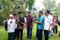 Bupati Pamekasan Dr. KH. Kholilurrahman saat meninjau lahan yang rencananya akan dibangun sekolah rakyat. (ISTIMEWA)