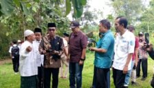 Bupati Pamekasan Dr. KH. Kholilurrahman saat meninjau lahan yang rencananya akan dibangun sekolah rakyat. (ISTIMEWA)