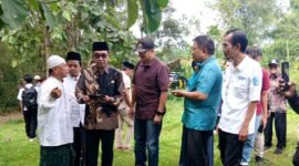 Bupati Pamekasan Dr. KH. Kholilurrahman saat meninjau lahan yang rencananya akan dibangun sekolah rakyat. (ISTIMEWA)