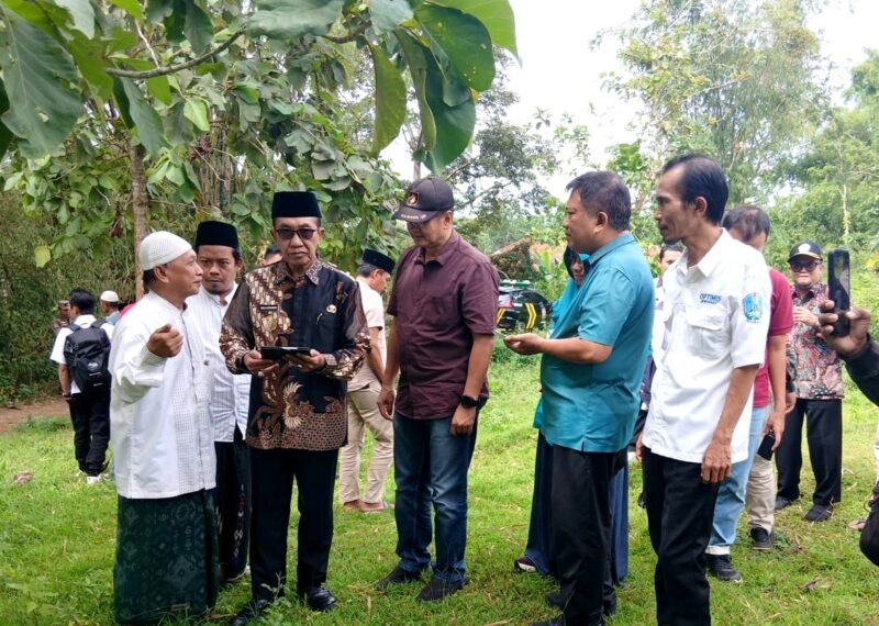 Bupati Pamekasan Dr. KH. Kholilurrahman saat meninjau lahan yang rencananya akan dibangun sekolah rakyat. (ISTIMEWA)