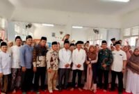 Kepala Disdikbud Pamekasan, BasYulianto (tengah) didampingi Kabid Pembinaan SD, Taufik Hidayat foto bersama saat memantau pelaksanaan UKA di SDN Barurambat Kota I Pamekasan. (SYARIFATUL JANNAH / KLIKMADURA)