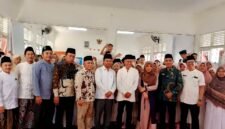 Kepala Disdikbud Pamekasan, Basri Yulianto (tengah) didampingi Kabid Pembinaan SD, Taufik Hidayat foto bersama saat memantau pelaksanaan UKA di SDN Barurambat Kota I Pamekasan. (SYARIFATUL JANNAH / KLIKMADURA)