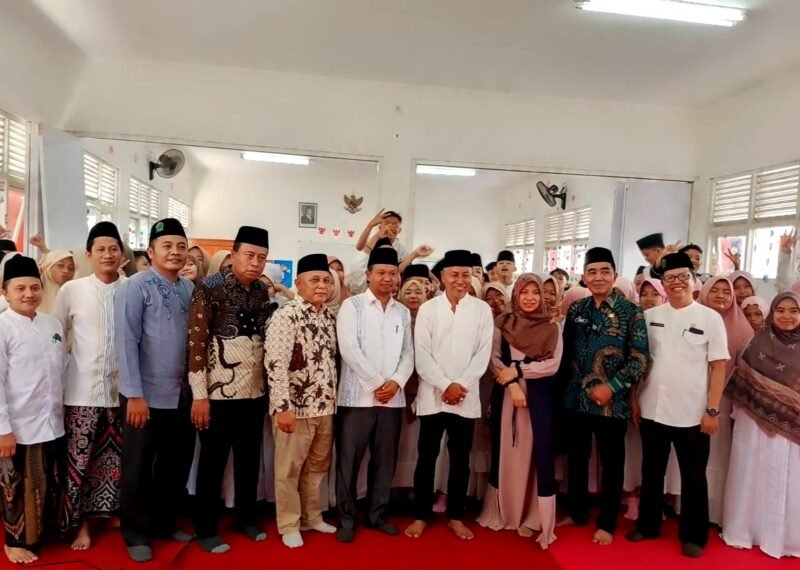 Kepala Disdikbud Pamekasan, BasYulianto (tengah) didampingi Kabid Pembinaan SD, Taufik Hidayat foto bersama saat memantau pelaksanaan UKA di SDN Barurambat Kota I Pamekasan. (SYARIFATUL JANNAH / KLIKMADURA)