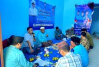 Ketua DPD Partai Gelora Indonesia Pamekasan, Mohammad Saedy Romli (pegang mik) saat memimpin rapat. (ISTIMEWA)