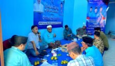 Ketua DPD Partai Gelora Indonesia Pamekasan, Mohammad Saedy Romli (pegang mik) saat memimpin rapat. (ISTIMEWA)