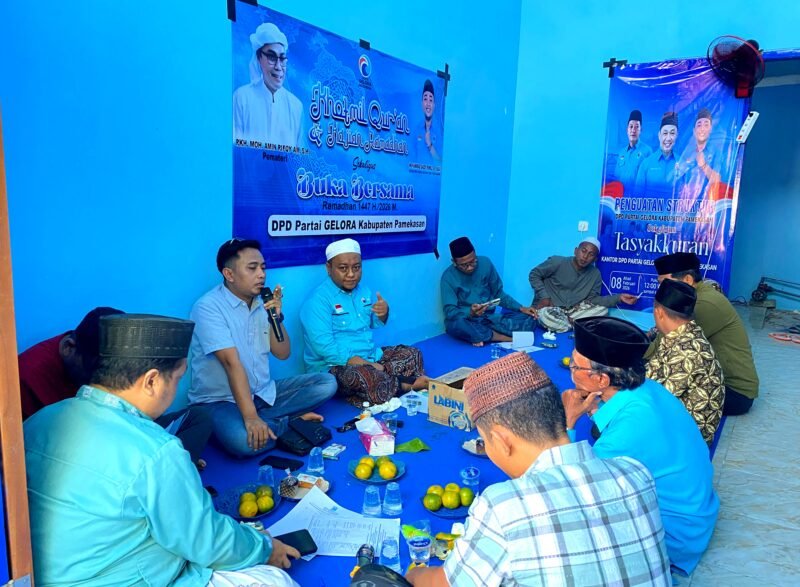 Ketua DPD Partai Gelora Indonesia Pamekasan, Mohammad Saedy Romli (pegang mik) saat memimpin rapat. (ISTIMEWA)