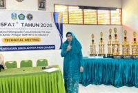Kepala SMAN 4 Pamekasan, Dra. Hj. Faridah,. M.M.Pd saat menyampaikan pada pembukaan BTS Klik Madura. (MOH. IQBALUL KHAVEI MZ / KLIKMADURA)