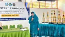 Kepala SMAN 4 Pamekasan, Dra. Hj. Faridah,. M.M.Pd saat menyampaikan pada pembukaan BTS Klik Madura. (MOH. IQBALUL KHAVEI MZ / KLIKMADURA)