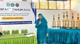 Kepala SMAN 4 Pamekasan, Dra. Hj. Faridah,. M.M.Pd saat menyampaikan pada pembukaan BTS Klik Madura. (MOH. IQBALUL KHAVEI MZ / KLIKMADURA)