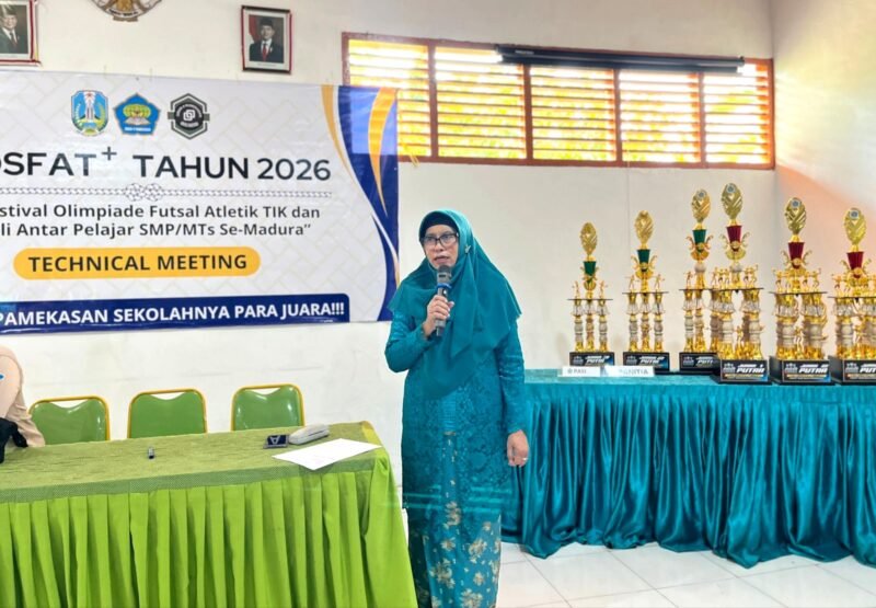 Kepala SMAN 4 Pamekasan, Dra. Hj. Faridah,. M.M.Pd saat menyampaikan pada pembukaan BTS Klik Madura. (MOH. IQBALUL KHAVEI MZ / KLIKMADURA)