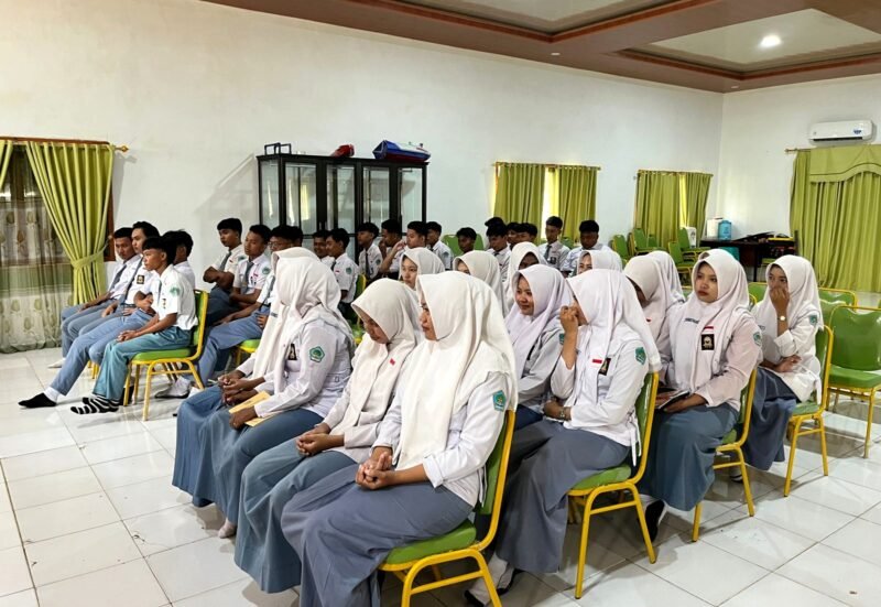 Siswa-siswi SMAN 5 Pamekasan terlibat antusias mengikuti BTS yang diselenggarakan Klik Madura. (MOH. IQBALUL KHAVEI MZ / KLIKMADURA)