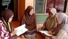 Kader Posyandu Desa Jungayar, Kecamatan Socah, Kabupaten Bangkalan saat melakukan edukasi pencegahan stunting. (NUR FITRIA / KLIKMADURA)