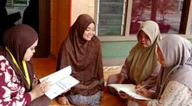 Kader Posyandu Desa Jungayar, Kecamatan Socah, Kabupaten Bangkalan saat melakukan edukasi pencegahan stunting. (NUR FITRIA / KLIKMADURA)