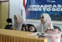 Kepala SMAN 1 Pademawu Pamekasan, Siti Alif Naini Amaliyah (pegang mik) saat membuka BTS. (YUSRIL RAHMAN SYAKUR / KLIKMADURA)