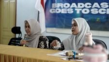 Kepala SMAN 1 Pademawu Pamekasan, Siti Alif Naini Amaliyah (pegang mik) saat membuka BTS. (YUSRIL RAHMAN SYAKUR / KLIKMADURA)